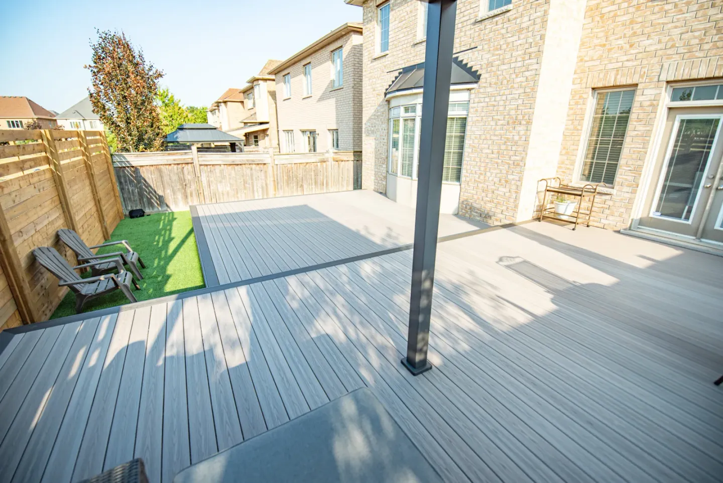Grey Fiberon deck with an open walking surface, pergola and backyard seating